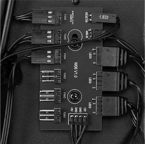 کیس گیمینگ لیان لی Lian Li Lancool 215